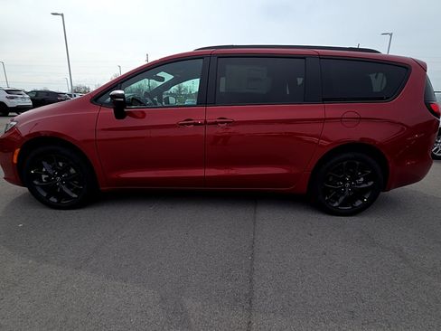 New 2026 Chrysler Pacifica Select AWD/4WD image 8