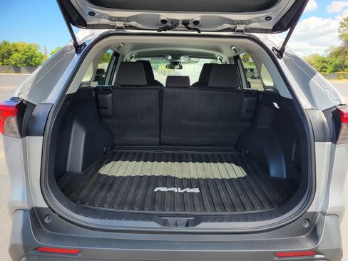 Used 2021 Toyota RAV4 XLE FWD image 7