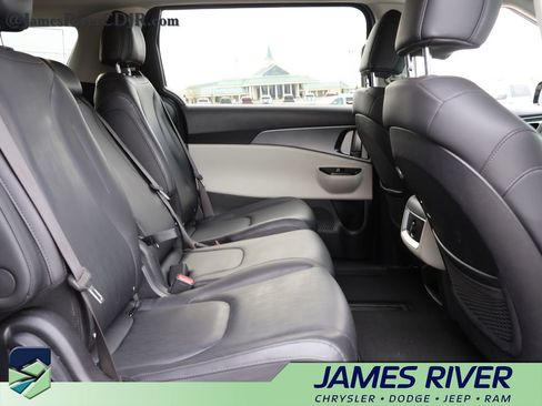 Used 2023 Kia Carnival LX FWD image 11