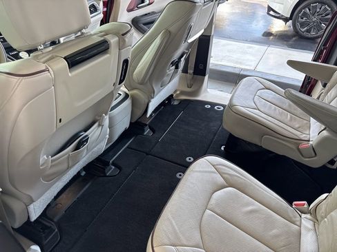 Used 2017 Chrysler Pacifica Limited image 14