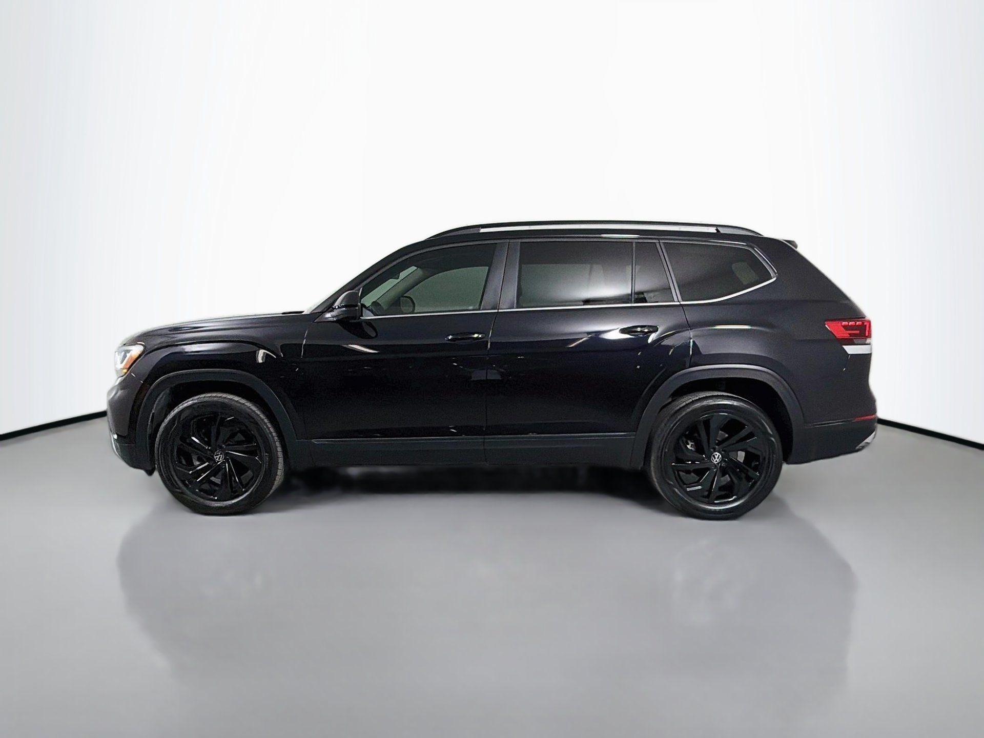 Used 2023 Volkswagen Atlas SE w/ Black Wheel Package FWD image 8