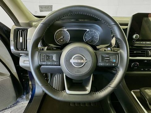 Used 2025 Nissan Pathfinder SV image 13