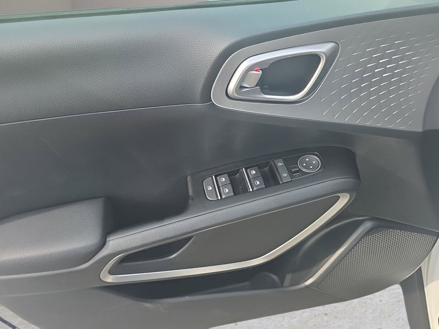 Used 2025 Kia Soul LX FWD image 25