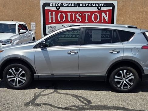 Used 2018 Toyota RAV4 LE FWD image 1