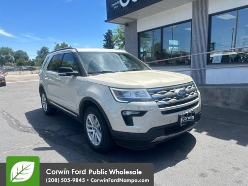 Used 2018 Ford Explorer XLT w/ Equipment Group 202A AWD/4WD image 3