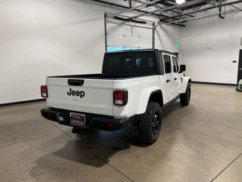 Used 2023 Jeep Gladiator Willys AWD/4WD image 3