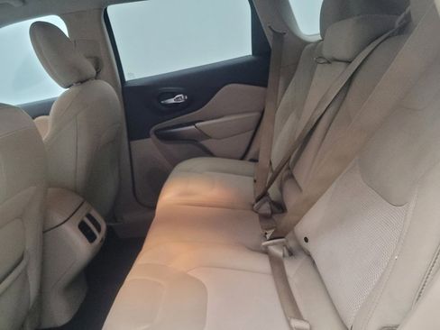 Used 2019 Jeep Cherokee Latitude w/ Popular Appearance Group FWD image 18