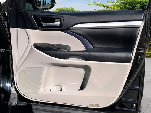 Used 2017 Toyota Highlander XLE image 28