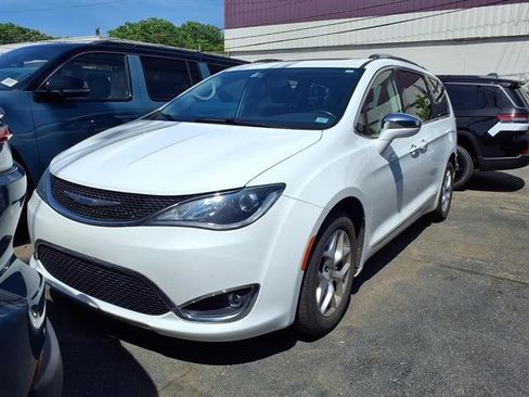 Used 2020 Chrysler Pacifica Limited FWD image 3