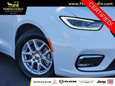 Certified 2025 Chrysler Pacifica Select FWD image 3