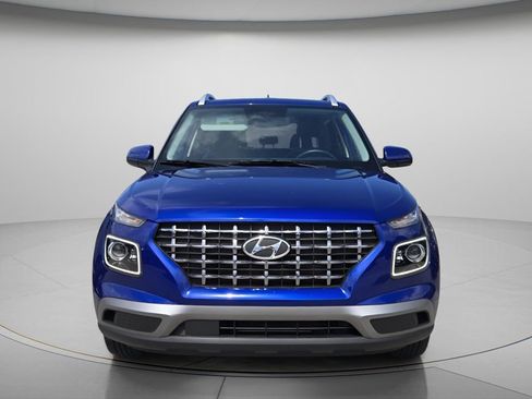 Certified 2025 Hyundai Venue Limited FWD image 4