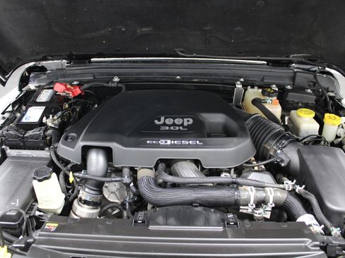 Used 2021 Jeep Wrangler Unlimited Sahara AWD/4WD image 10
