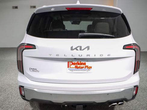 Used 2024 Kia Telluride EX w/ EX Captain's Chair Package image 8