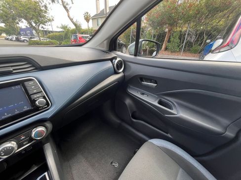 Used 2025 Nissan Versa SV FWD image 33