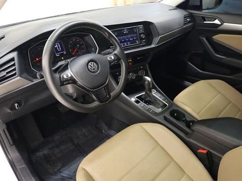 Used 2021 Volkswagen Jetta SE w/ SE Cold Weather Package image 9