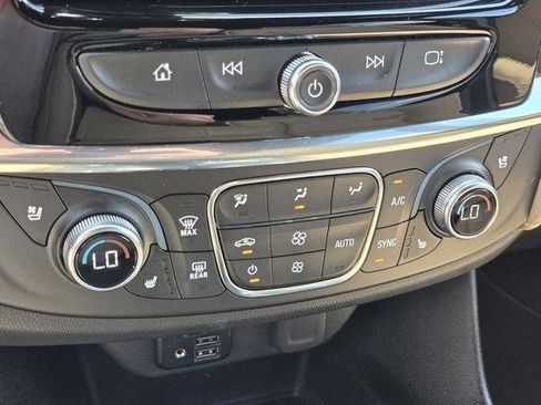 Used 2023 Chevrolet Traverse Premier FWD image 20
