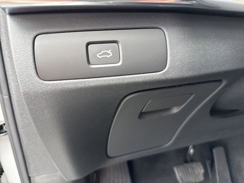 Used 2025 Volvo XC90 B6 Core w/ Climate Package image 22