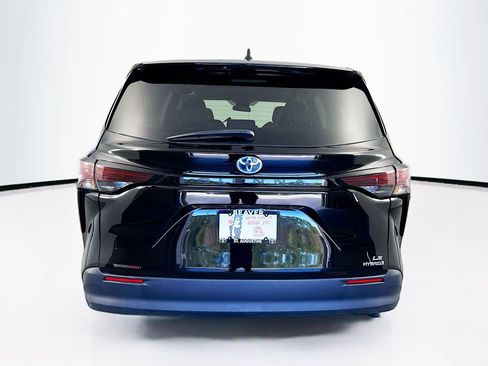 Used 2024 Toyota Sienna LE image 8