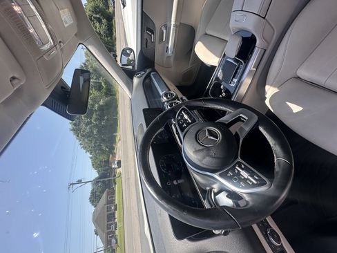 Used 2020 Mercedes-Benz GLB 250 w/ Premium Package image 4