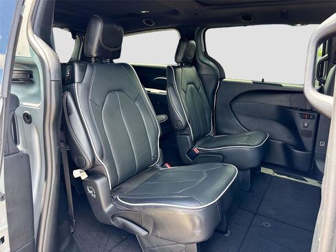 Used 2026 Chrysler Pacifica Limited FWD image 29