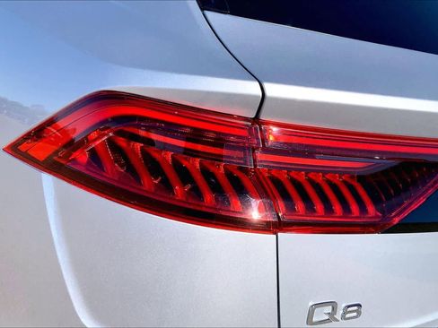 Used 2022 Audi Q8 Premium image 32