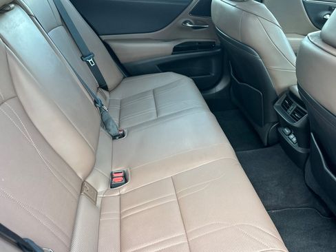Used 2022 Lexus ES 300h w/ Accessory Package FWD image 32