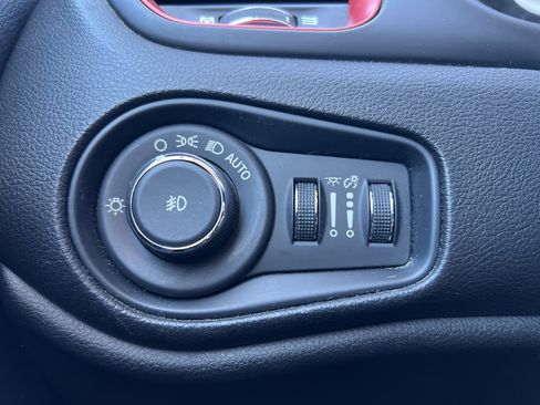 Used 2016 Jeep Renegade Trailhawk w/ Premium Trailhawk Package image 33