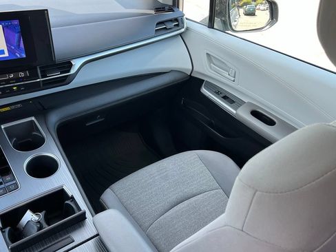Used 2025 Toyota Sienna LE AWD/4WD image 20