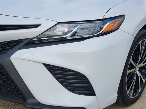 Used 2020 Toyota Camry SE w/ Sunroof Package FWD image 17