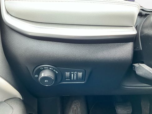 Used 2025 Jeep Compass Limited AWD/4WD image 17