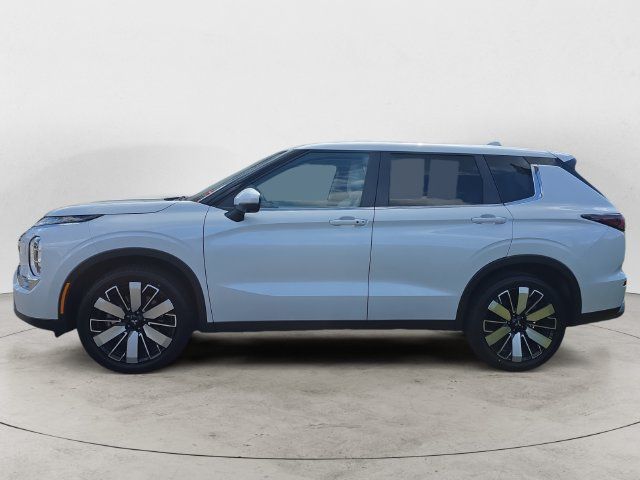 Used 2025 Mitsubishi Outlander SE AWD/4WD image 2