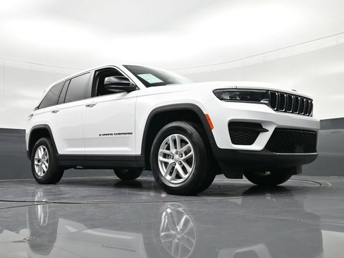 Used 2023 Jeep Grand Cherokee Laredo AWD/4WD image 37