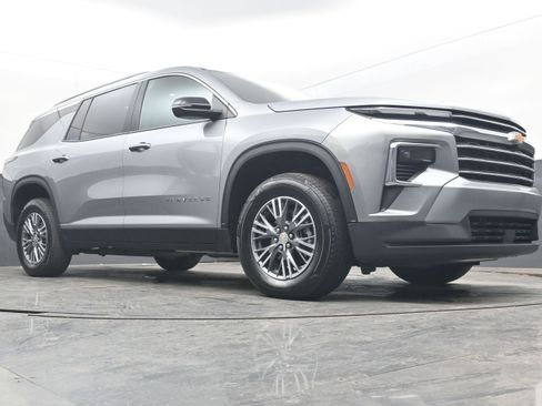 Used 2025 Chevrolet Traverse LT image 20