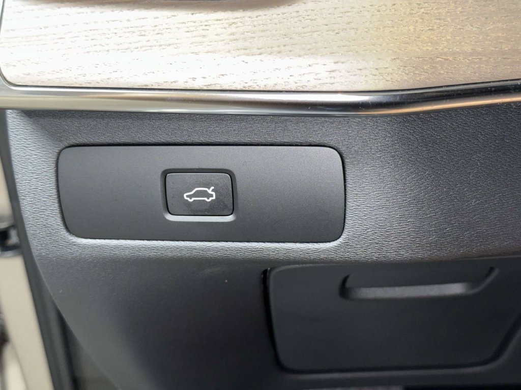 Used 2025 Volvo XC90 B6 Plus AWD/4WD image 27