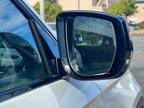 Used 2025 Jeep Grand Cherokee Altitude image 11