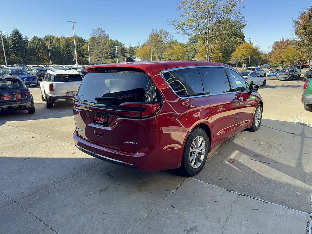 Used 2026 Chrysler Pacifica Limited FWD image 4