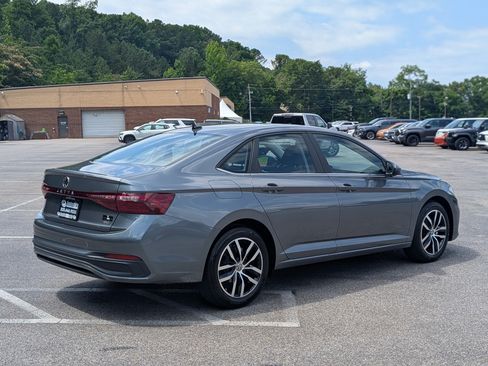 Used 2025 Volkswagen Jetta SE w/ Sunroof Package FWD image 9