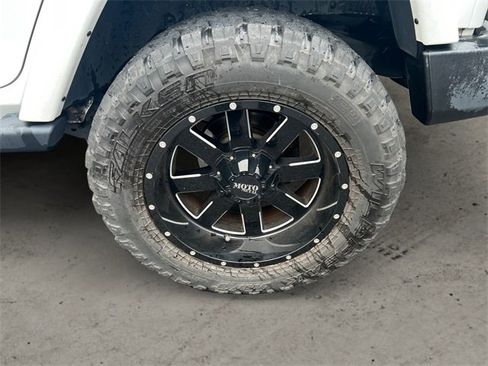 Used 2017 Jeep Wrangler Unlimited Sahara w/ Connectivity Group image 14