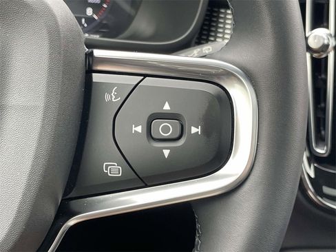 Used 2022 Volvo XC40 T5 R-Design w/ Climate Package image 23