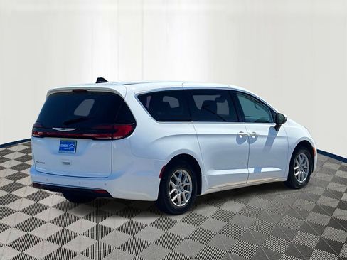 Used 2023 Chrysler Pacifica Touring-L FWD image 5