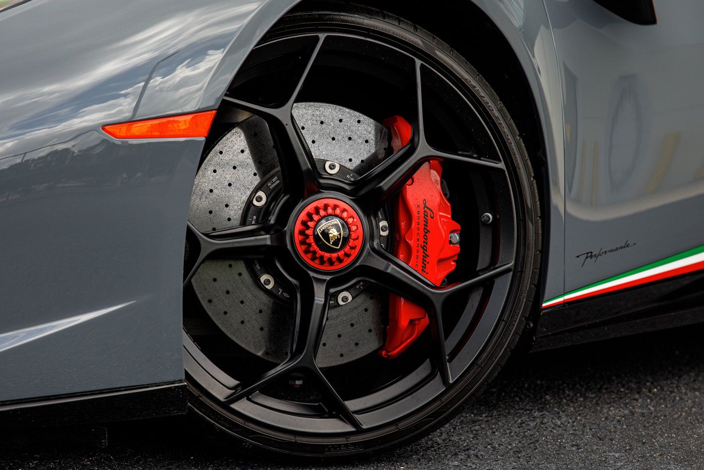Used 2018 Lamborghini Huracan Performante AWD/4WD image 2