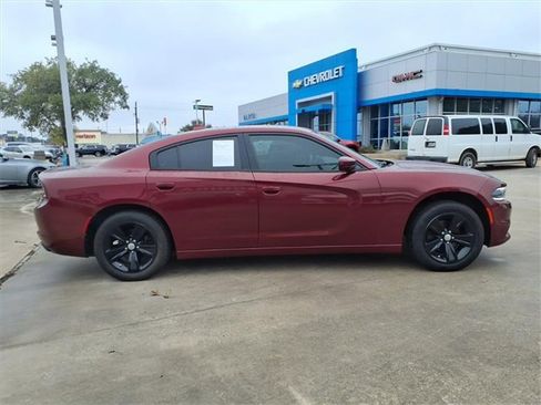 Used 2017 Dodge Charger SXT image 4