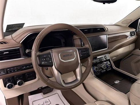 Used 2022 GMC Yukon XL Denali image 9