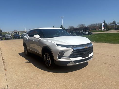 Used 2023 Chevrolet Blazer LT AWD/4WD image 2