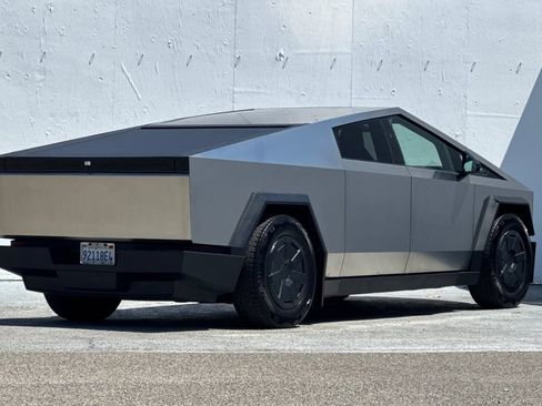 Used 2025 Tesla Cybertruck AWD Crew Cab image 3