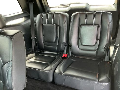 Used 2017 Ford Explorer XLT w/ Equipment Group 202A FWD image 21