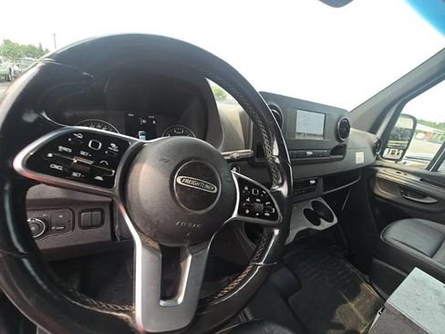 Used 2021 Freightliner Sprinter 2500 RWD image 8