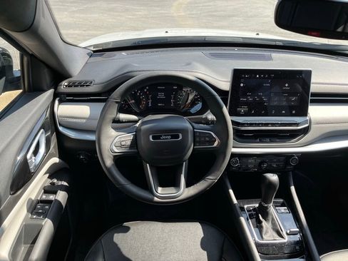 Used 2025 Jeep Compass Limited image 8