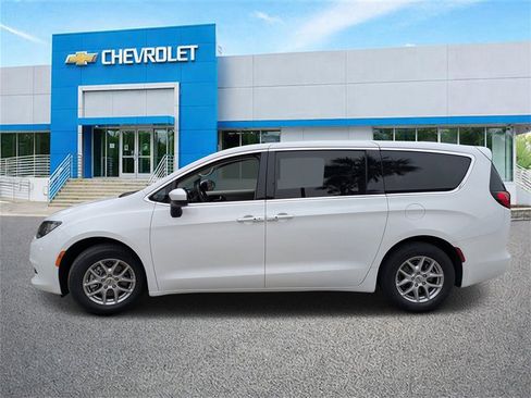 Used 2022 Chrysler Voyager LX image 6