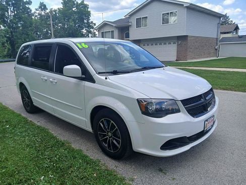 Used 2016 Dodge Grand Caravan SE FWD image 4